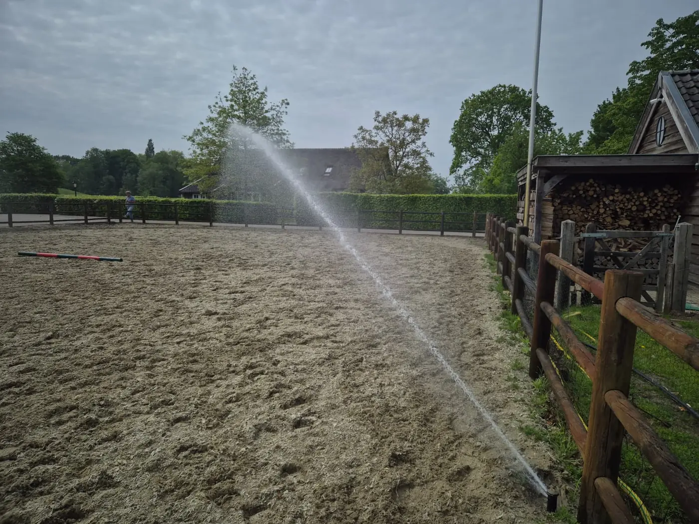 Beregeningsinstallatie in werking op een paardenbak