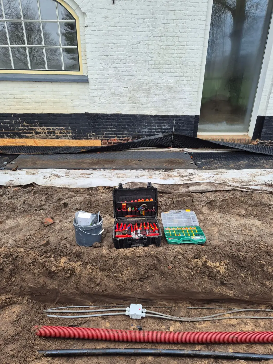 Gereedschap en leidingwerk klaar voor montage op de bouwplaats