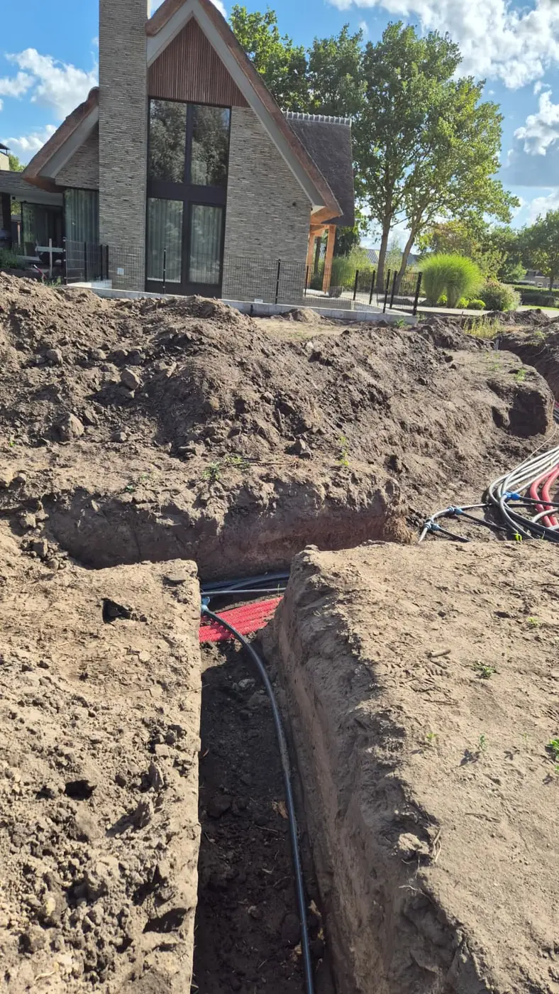 Sleuf met beregeningsleiding voor een woning