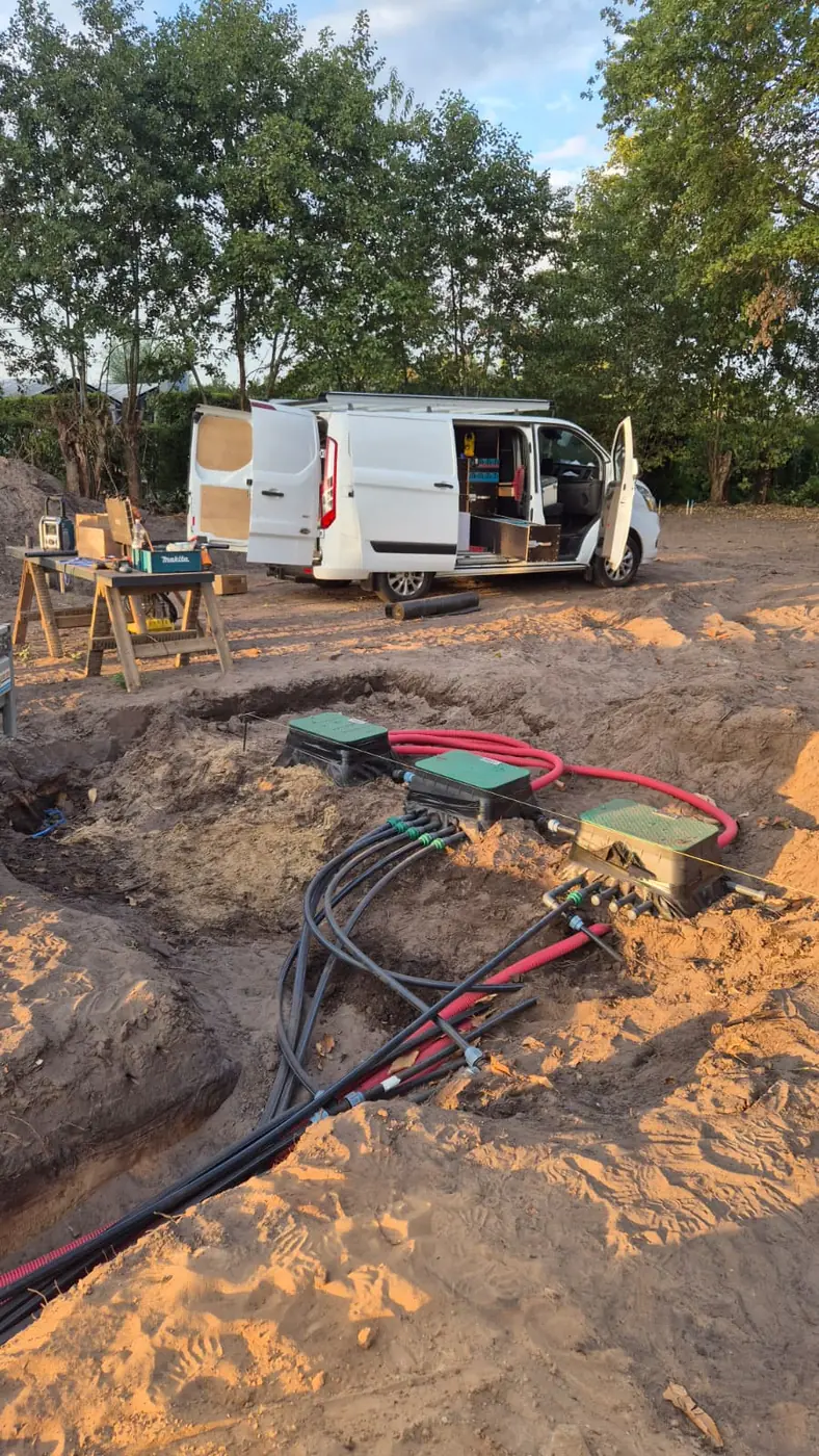Werkbus van Rhizo bij de aanleg van een beregeningsinstallatie